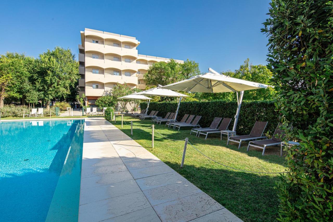 Hotel La Pergola Lignano Sabbiadoro Exteriör bild