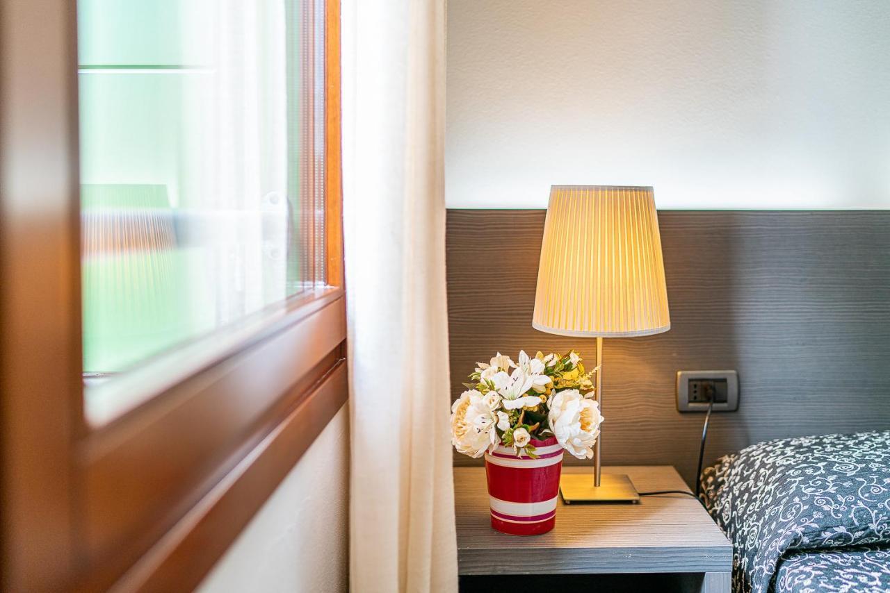 Hotel La Pergola Lignano Sabbiadoro Exteriör bild